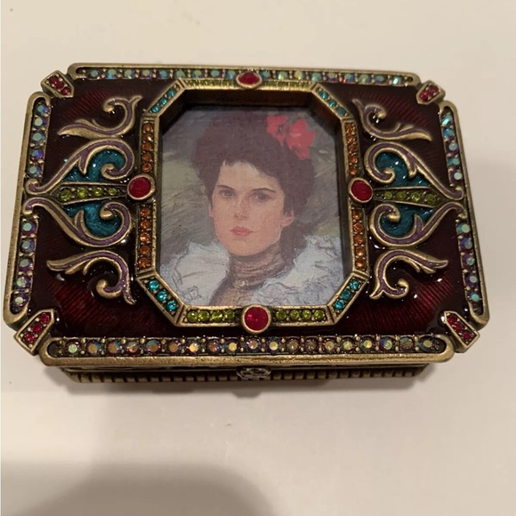 Jay Strongwater Trinket Box with Frame
NEW NEVER USED W/BOX & DUST BAG
5034 - Picture 5 of 5